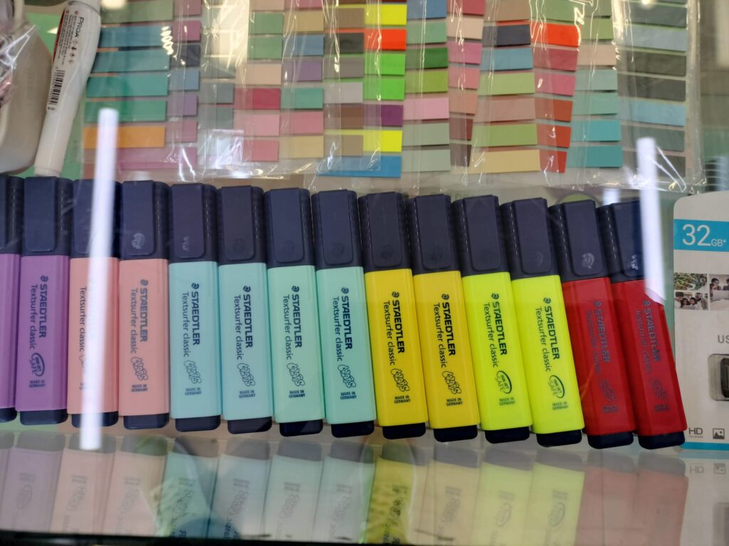 copisteria, Copias, color, diseño gráfico, paginas web, soluciones, estampado color, encuadernados, anillados, señaletica, avisos, scaner, plastificado, vinilos, material pop, llaveros, tazas, displays, roll ups