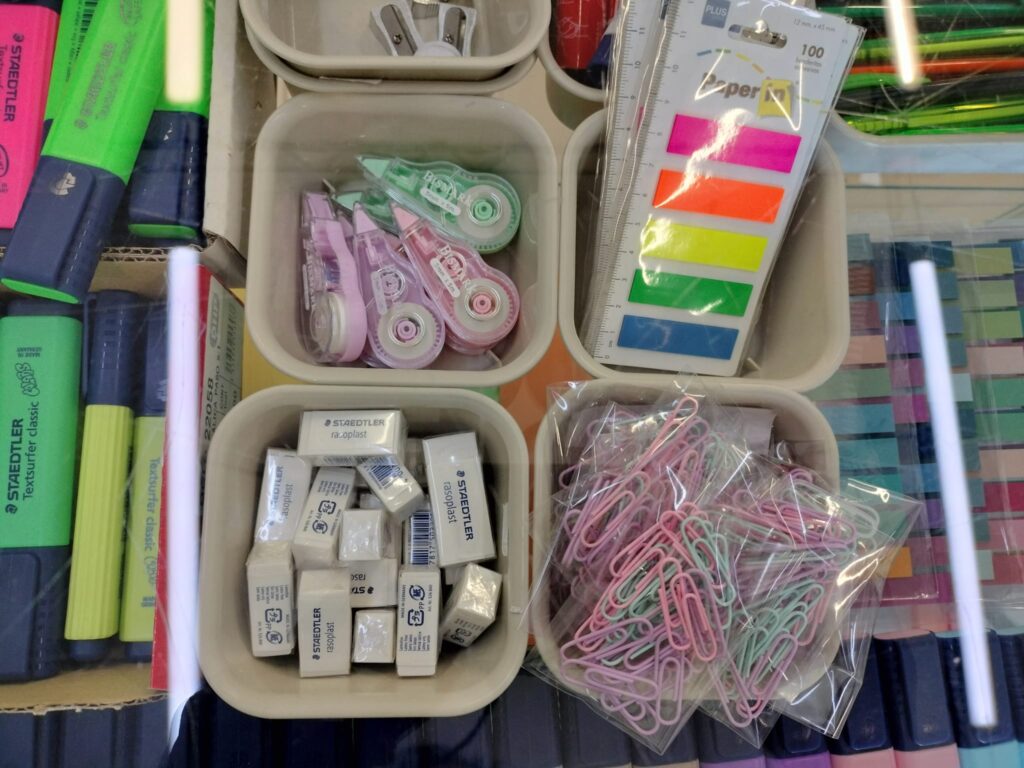 copisteria, Copias, color, diseño gráfico, paginas web, soluciones, estampado color, encuadernados, anillados, señaletica, avisos, scaner, plastificado, vinilos, material pop, llaveros, tazas, displays, roll ups