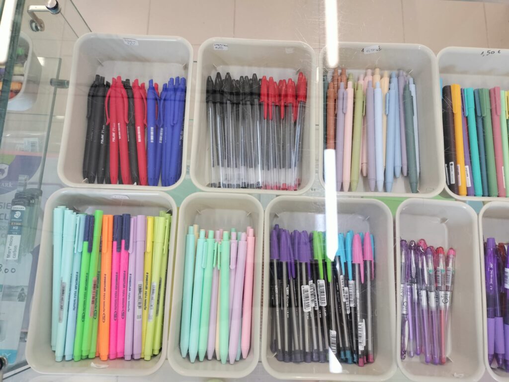 copisteria, Copias, color, diseño gráfico, paginas web, soluciones, estampado color, encuadernados, anillados, señaletica, avisos, scaner, plastificado, vinilos, material pop, llaveros, tazas, displays, roll ups