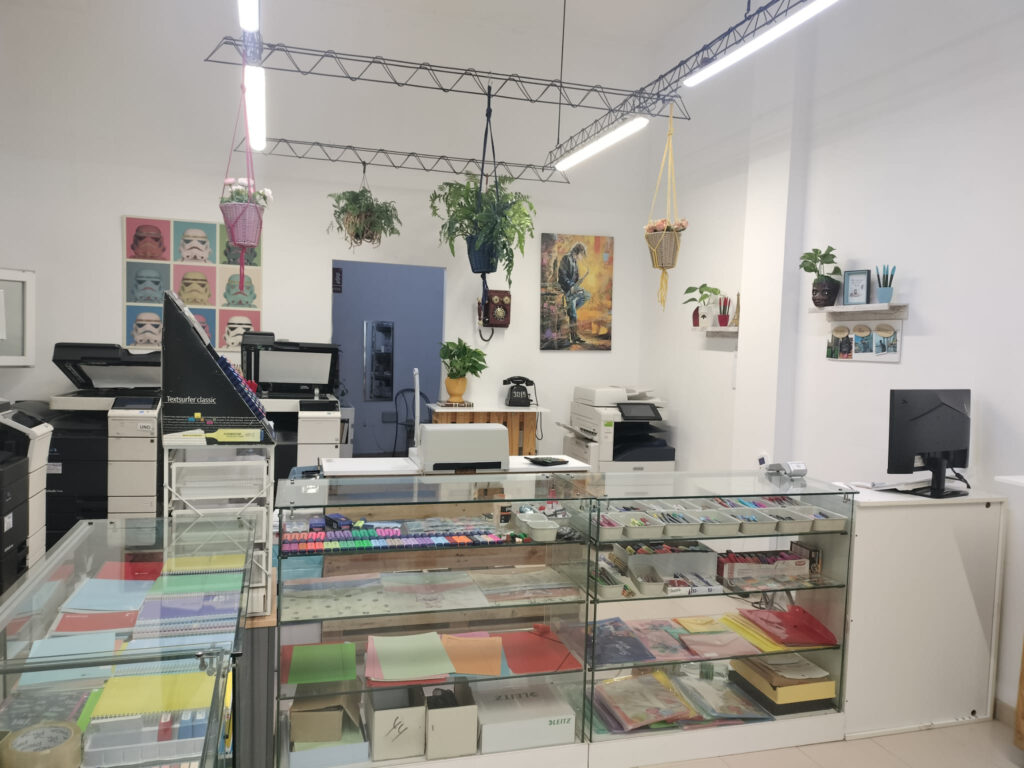 copisteria, Copias, color, diseño gráfico, paginas web, soluciones, estampado color, encuadernados, anillados, señaletica, avisos, scaner, plastificado, vinilos, material pop, llaveros, tazas, displays, roll ups