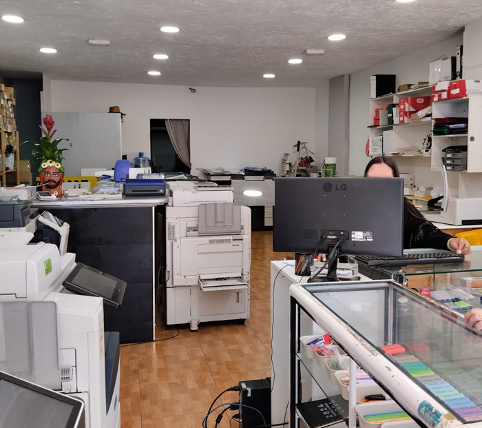 copisteria, Copias, color, diseño gráfico, paginas web, soluciones, estampado color, encuadernados, anillados, señaletica, avisos, scaner, plastificado, vinilos, material pop, llaveros, tazas, displays, roll ups