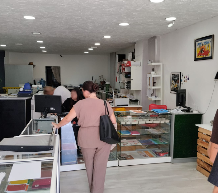 copisteria, Copias, color, diseño gráfico, paginas web, soluciones, estampado color, encuadernados, anillados, señaletica, avisos, scaner, plastificado, vinilos, material pop, llaveros, tazas, displays, roll ups